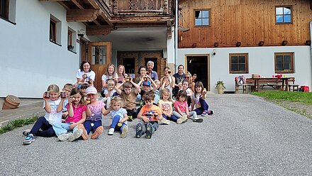 Zum Abschlussfoto noch 1 Glas Honig Zum Abschlussfoto noch 1 Glas Honig